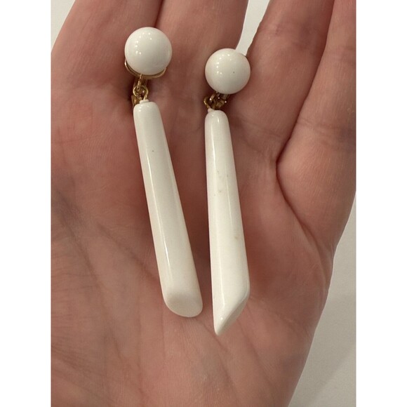 Vintage Crown Trifari Designer Stamped White Clip On Earrings - Picture 5 of 5